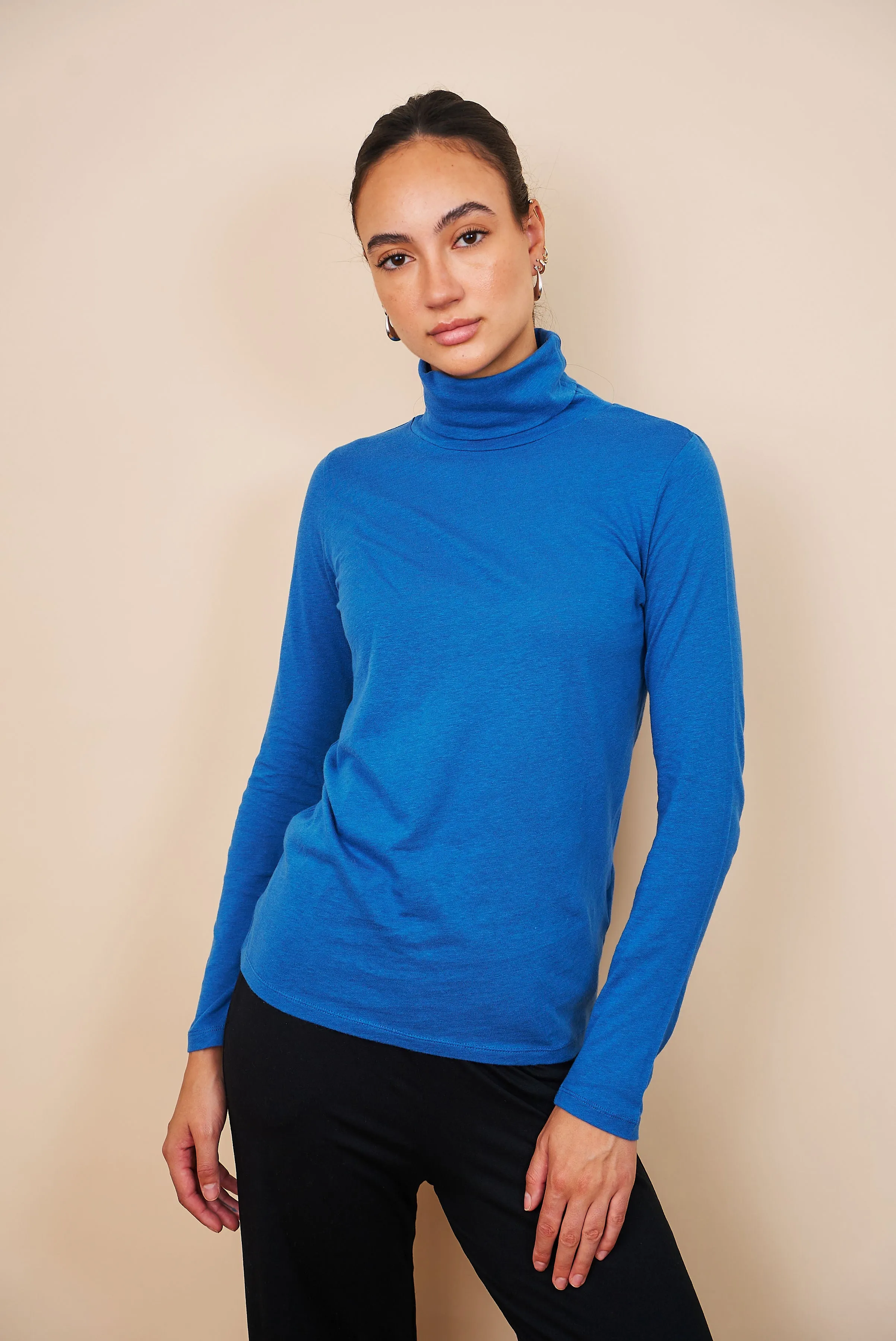 Majestic Cotton/Cashmere Long Sleeve Turtleneck in Bleu Roi