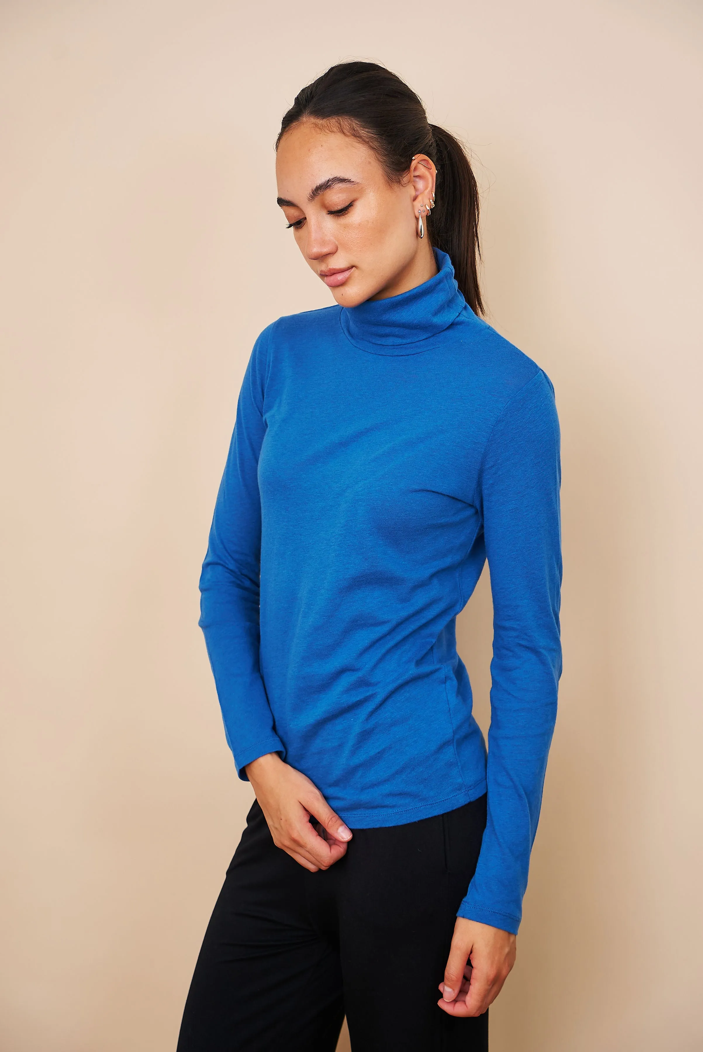 Majestic Cotton/Cashmere Long Sleeve Turtleneck in Bleu Roi