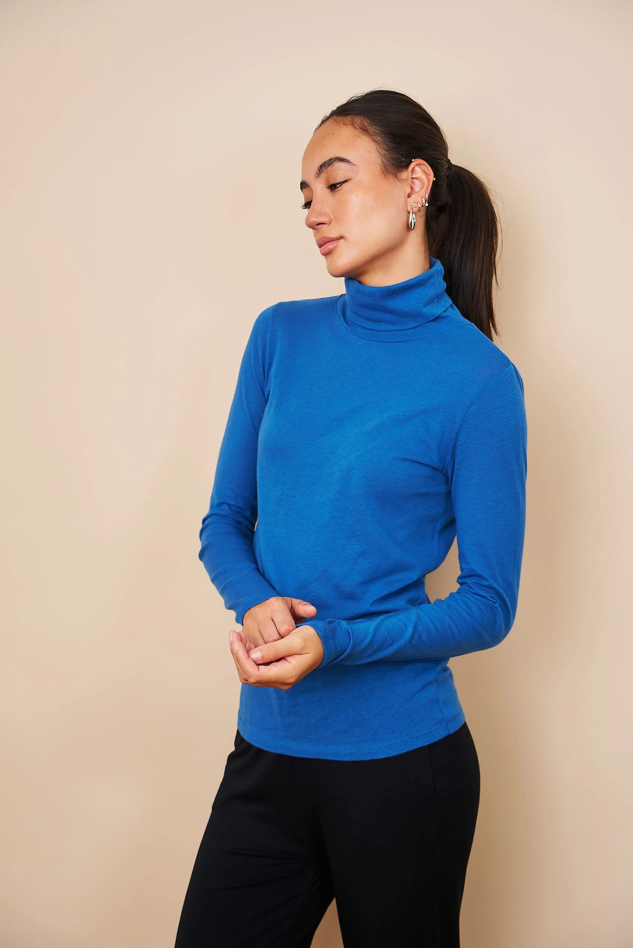 Majestic Cotton/Cashmere Long Sleeve Turtleneck in Bleu Roi