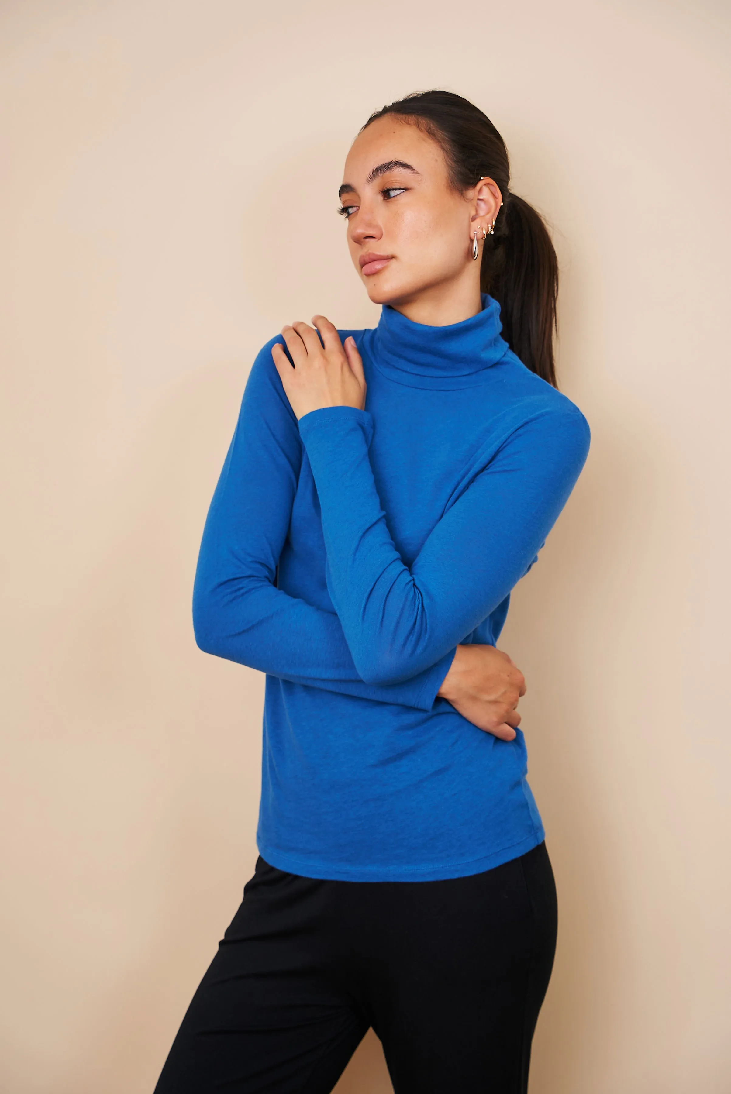 Majestic Cotton/Cashmere Long Sleeve Turtleneck in Bleu Roi