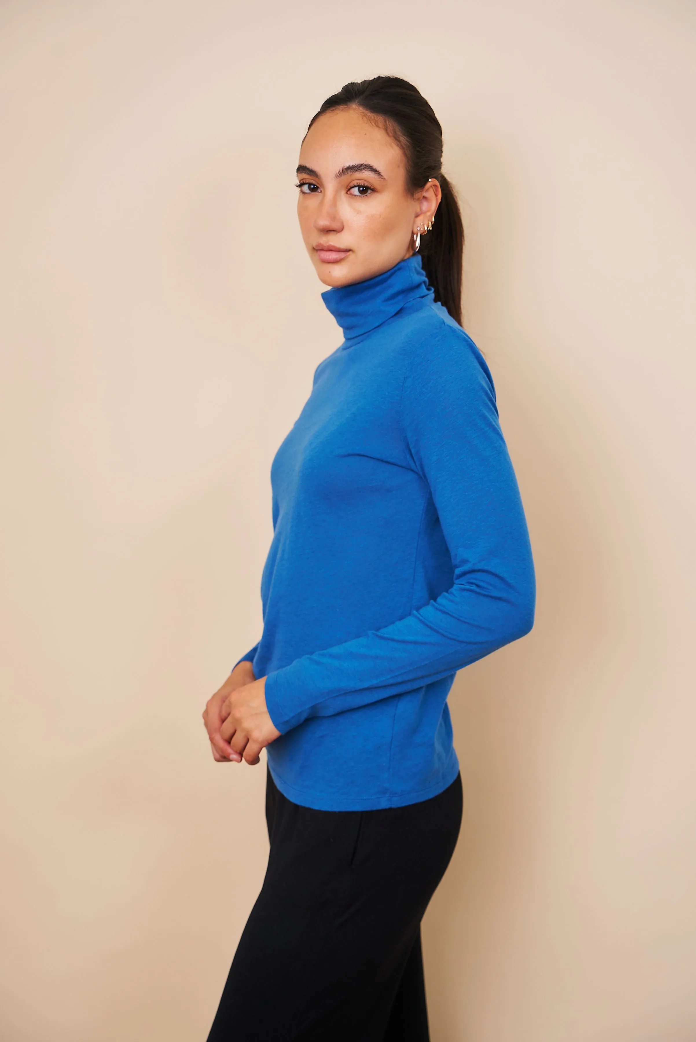 Majestic Cotton/Cashmere Long Sleeve Turtleneck in Bleu Roi