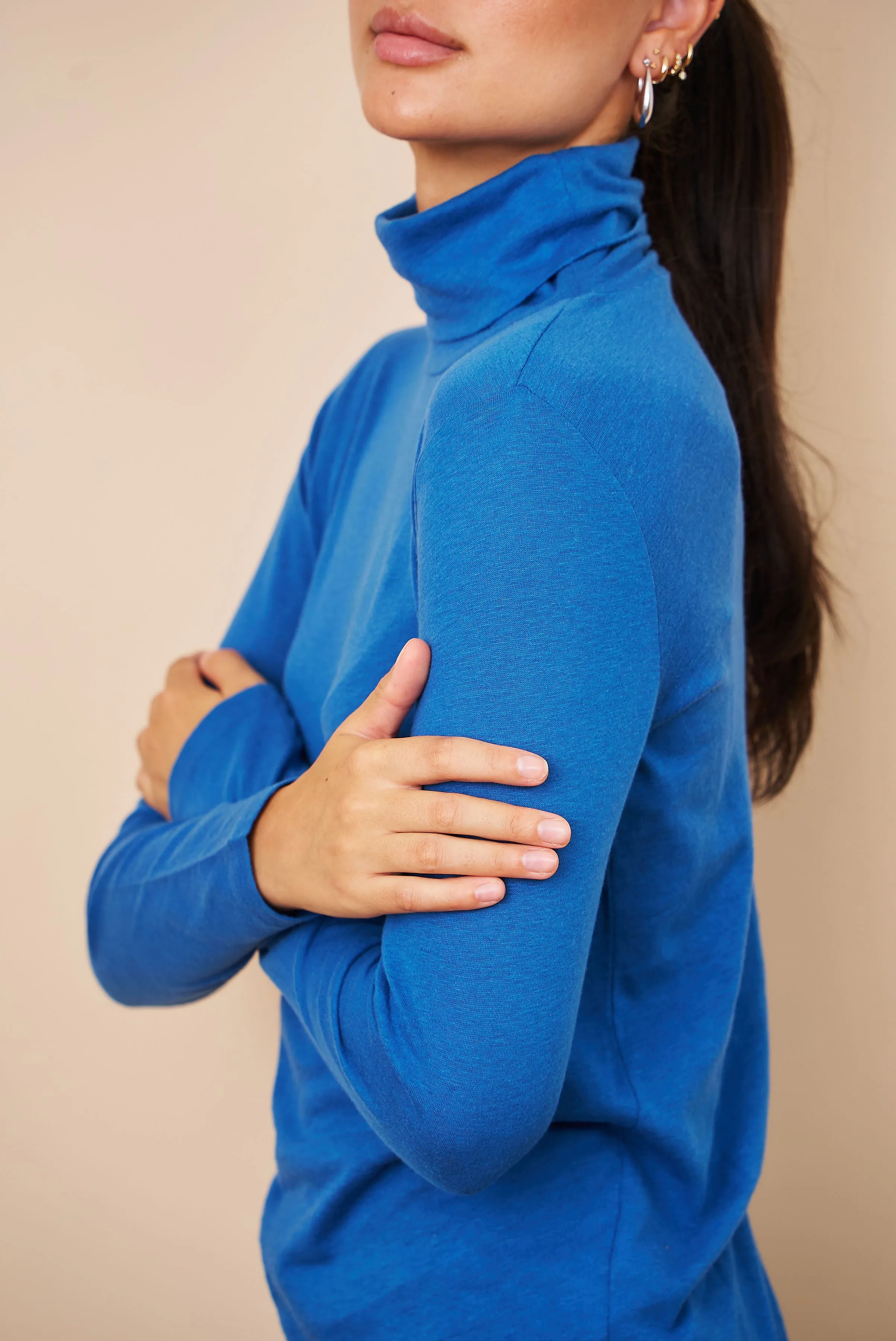 Majestic Cotton/Cashmere Long Sleeve Turtleneck in Bleu Roi